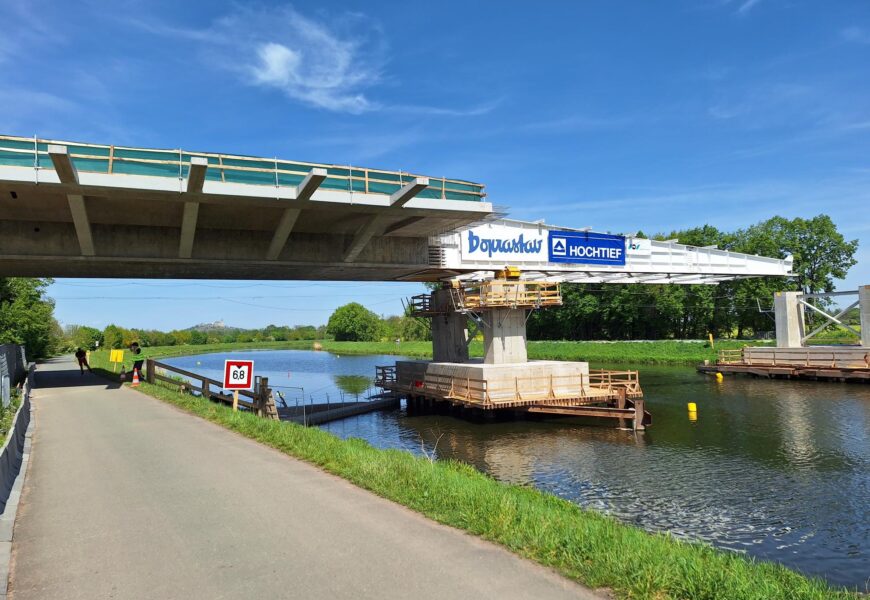 Na stavbě Severovýchodního obchvatu je živo. Lanový most překlenul cyklostezku