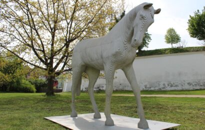 Cestu na zámek zdobí nová socha koně v nadživotní velikosti