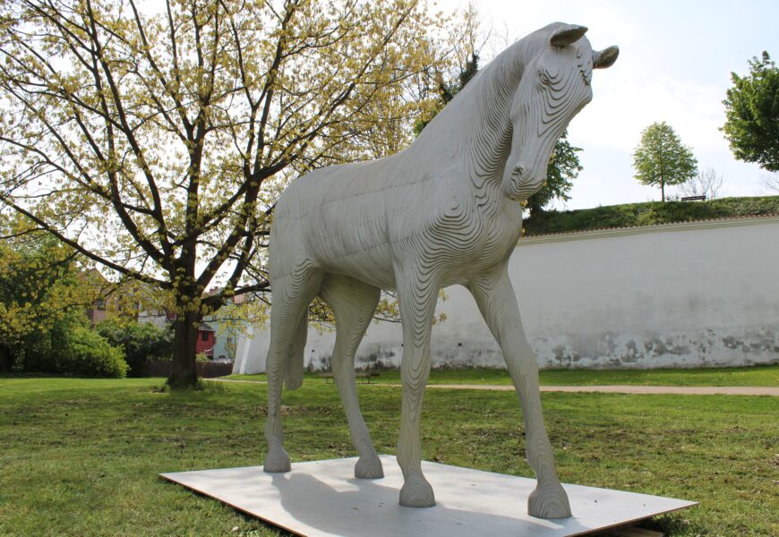 Cestu na zámek zdobí nová socha koně v nadživotní velikosti