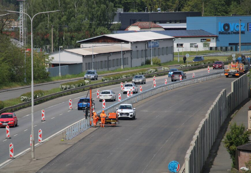 Rekonstrukce čtyřpruhu v Pardubicích je v plném proudu. Během noci na sobotu se má řidičům otevřít první polovina