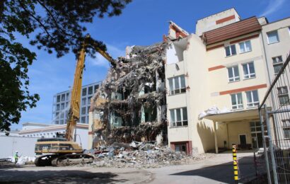 V Pardubické nemocnici se bourají staré chirurgické sály. Místo nich vznikne nová komunikace