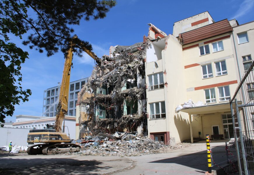 V Pardubické nemocnici se bourají staré chirurgické sály. Místo nich vznikne nová komunikace