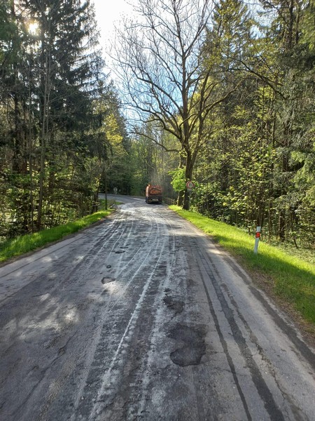 Začala oprava silnice z Budislavi na Proseč