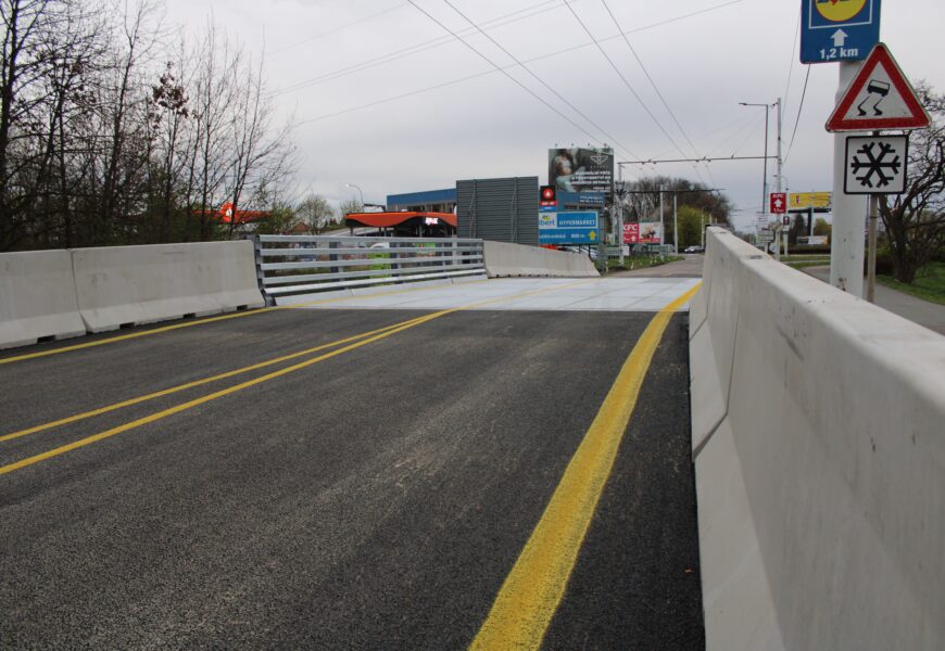 Uzavírka části Poděbradské skončila. Mostní provizorium už slouží