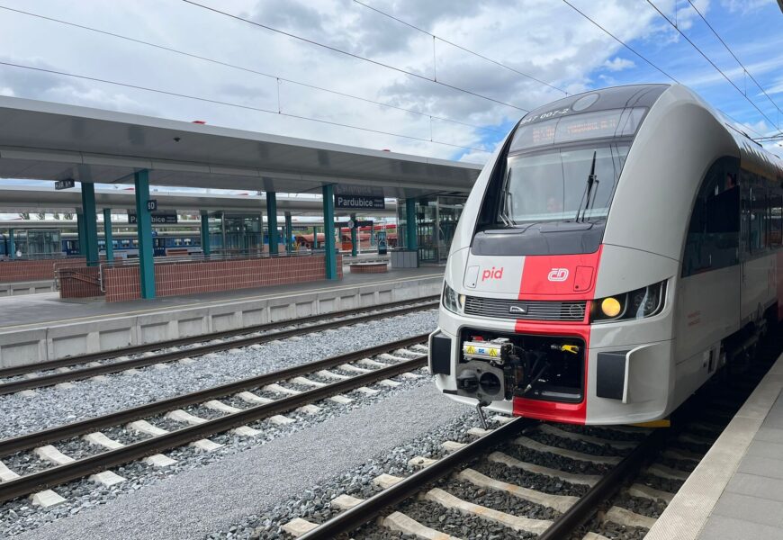 Liška už jezdí. V Pardubicích se na nové vlaky školí další strojvedoucí Liška už jezdí. V Pardubicích se na nové vlaky školí další strojvedoucí