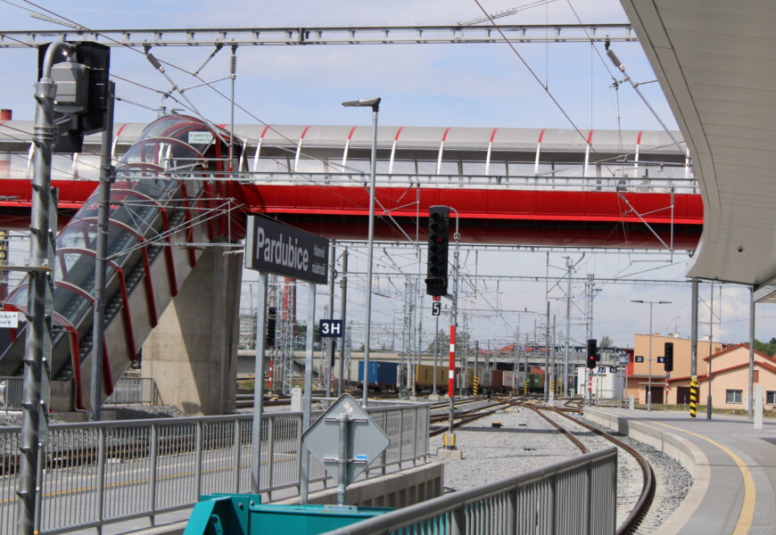 Rychlejší vlaky, nová nástupiště i zastávka v centru – končí opravy pardubického uzlu