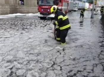 Silná bouře v Litomyšli ochromila dopravu. Nánosy krup zablokovaly silnici I/35, v místě se tvořily kolony