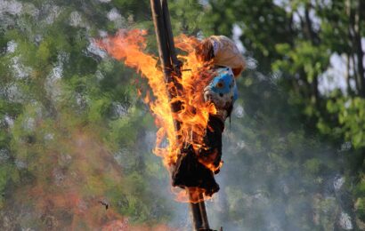 Olga už hoří! U letiště v Pardubicích se slétly čarodějnice