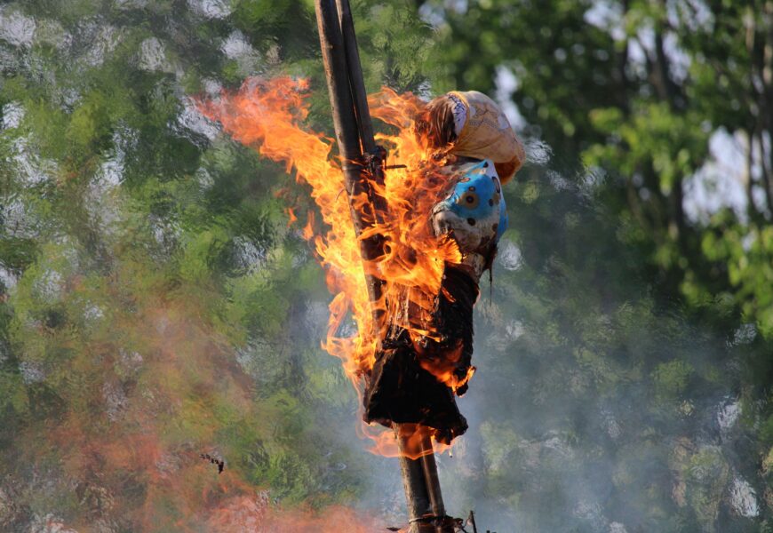 Olga už hoří! U letiště v Pardubicích se slétly čarodějnice