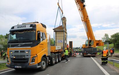 Už je na svém místě. U Horních Ředic přesouvali kapličku