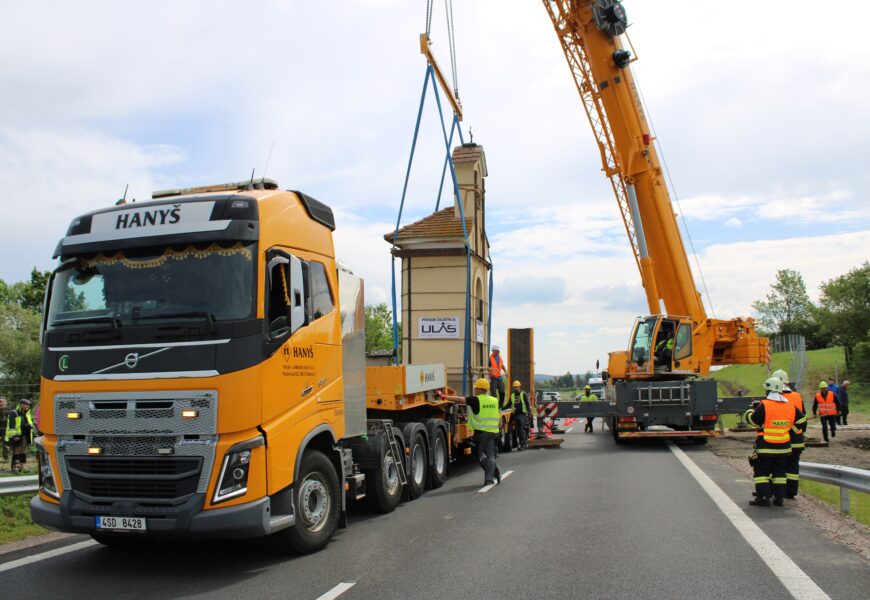 Už je na svém místě. U Horních Ředic přesouvali kapličku
