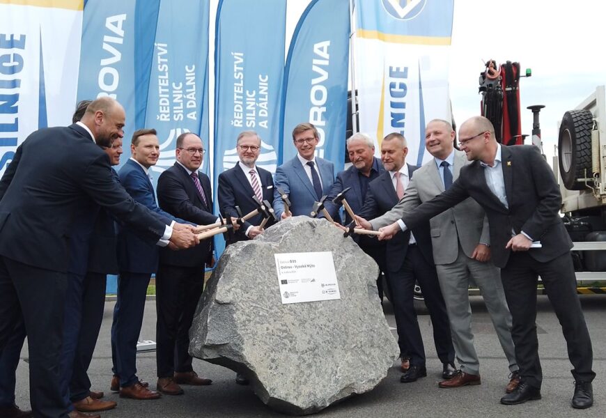 Poklepáno. Na dálnici D35 začala stavba dvou úseků najednou