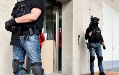 Policisté se samopaly v centru Pardubic. Do Automatických mlýnů se převážela umělecká díla