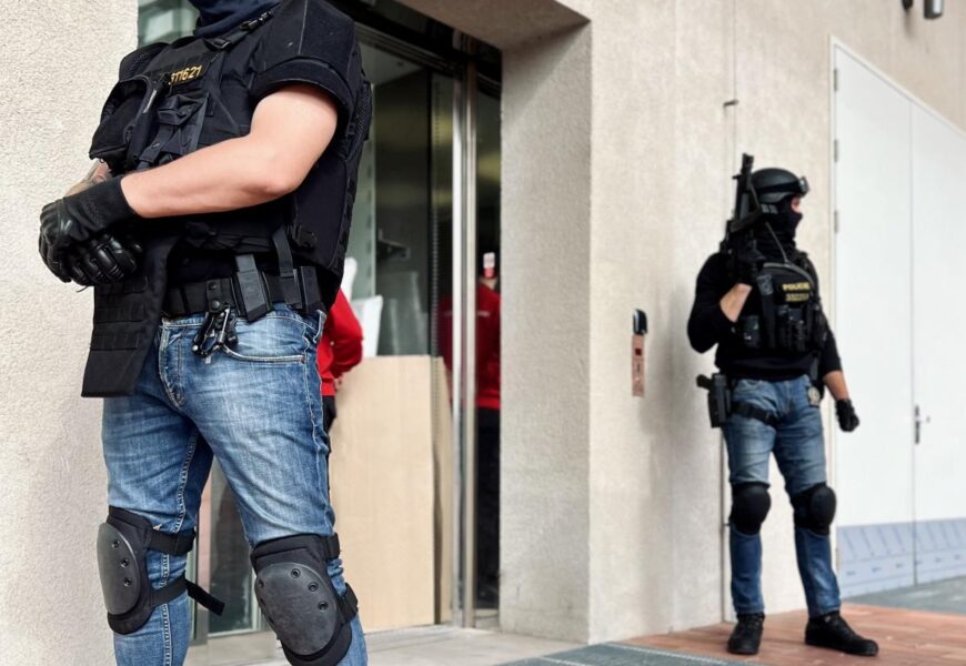 Policisté se samopaly v centru Pardubic. Do Automatických mlýnů se převážela umělecká díla