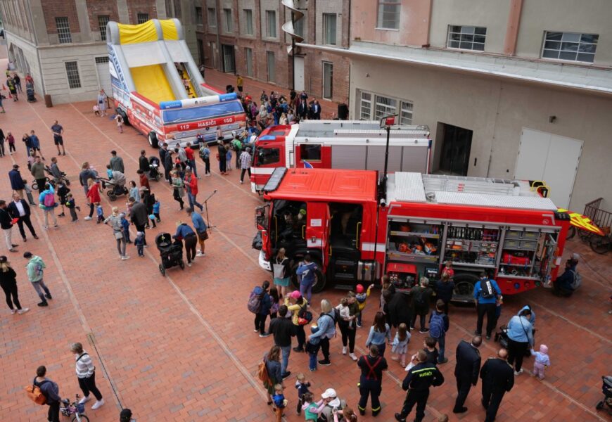 V Automatických mlýnech se na sv. Floriána  předávala nová hasičská cisterna.