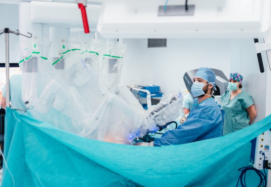 V pardubické nemocnici poprvé operoval robot da Vinci
