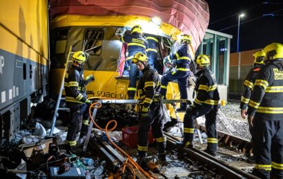 MIMOŘÁDNÁ ZPRÁVA: V Pardubicích došlo k vážné nehodě dvou vlaků. Nehoda si vyžádala čtyři mrtvé