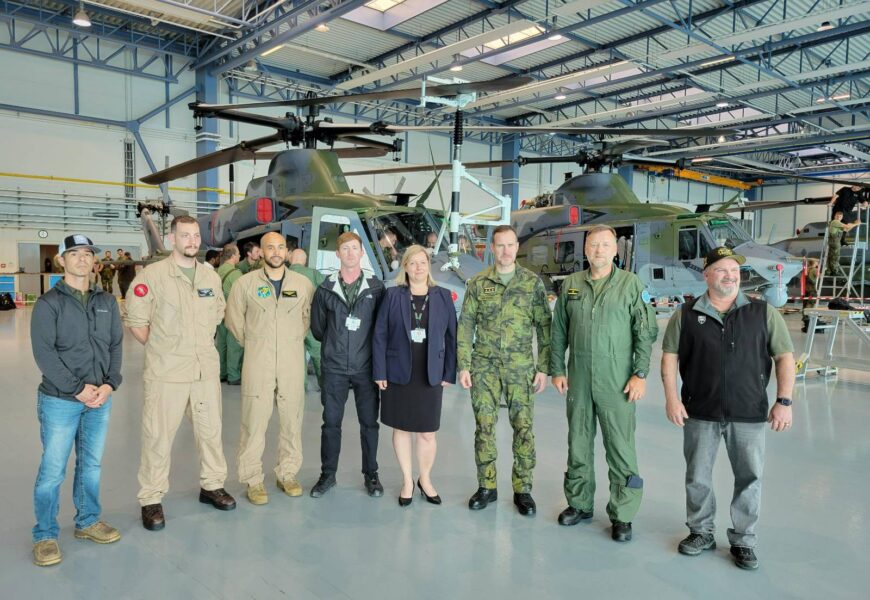 V Pardubicích přistál transportér C – 17 se dvěma vrtulníky Venom na palubě.