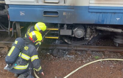 V Uhersku hořela lokomotiva. Provoz na koridoru je omezen