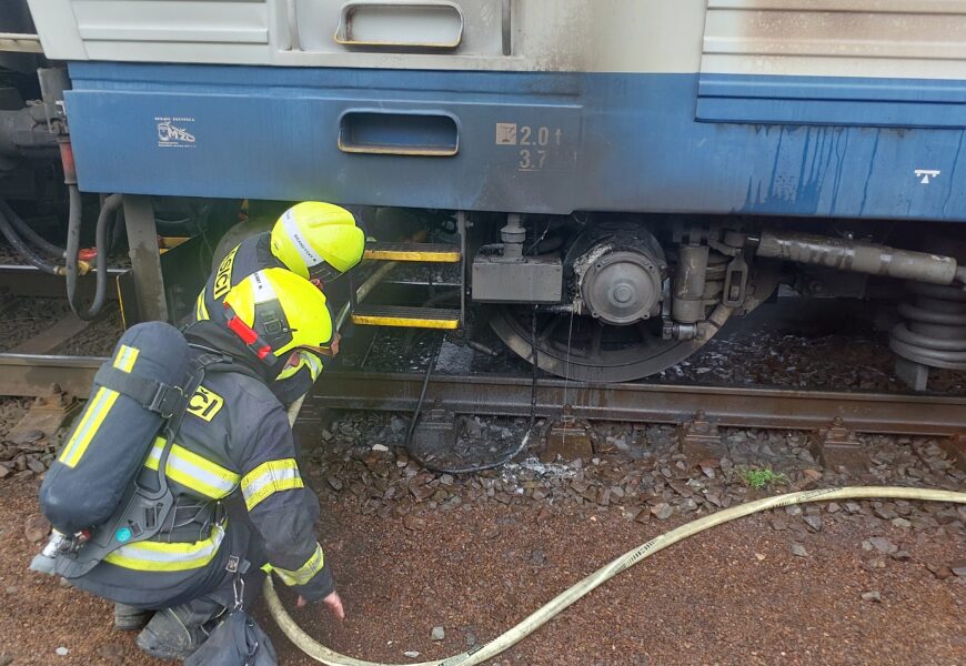 V Uhersku hořela lokomotiva. Provoz na koridoru je omezen