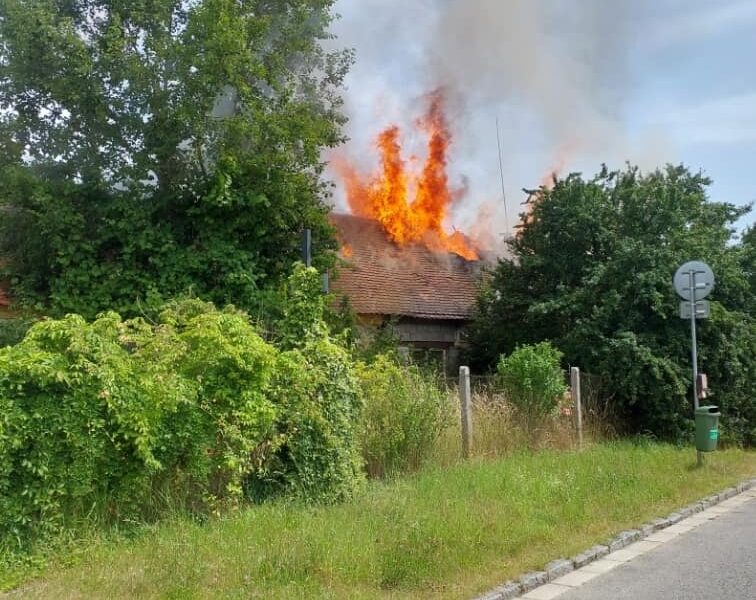 V Pardubicích hořel dům. Kouř byl vidět kilometry daleko