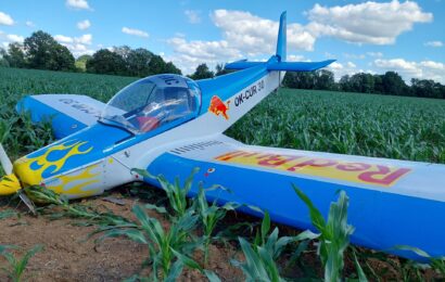 U Kunětic v sobotu odpoledne nouzově přistálo malé letadlo