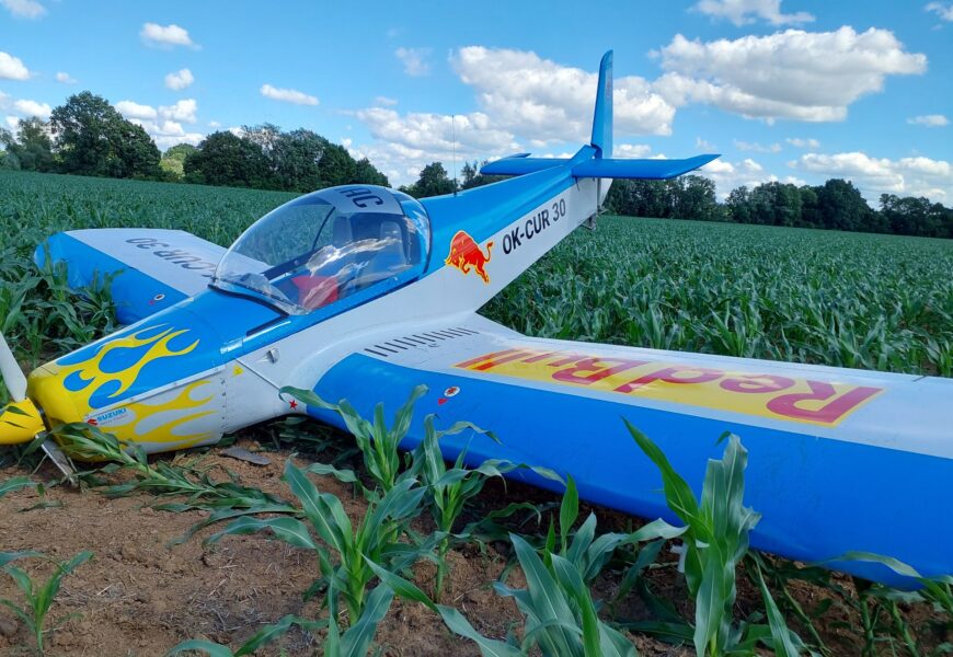 U Kunětic v sobotu odpoledne nouzově přistálo malé letadlo