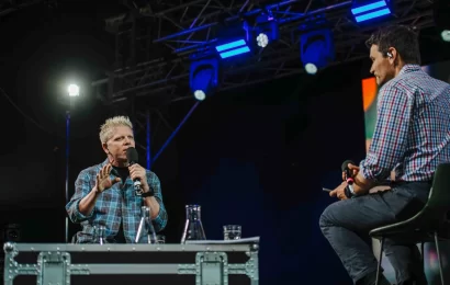 Hyde Park Civilizace na Rock for People: Daniel Stach zpovídal frontmana kapely The Offspring na ČT art stagi před festivalovým publikem