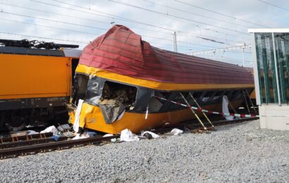 Po noční nehodě vlaků byl v nemocnicích vyhlášen traumaplán prvního stupně. Nyní mohou vlaky přes Pardubice opět jezdit