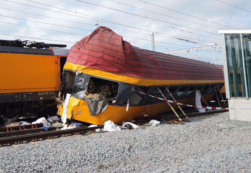 Po noční nehodě vlaků byl v nemocnicích vyhlášen traumaplán prvního stupně. Nyní mohou vlaky přes Pardubice opět jezdit
