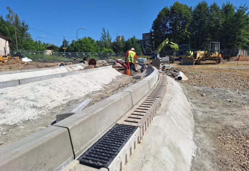 Kruhový objezd u Spojila se začíná tvarovat. Provoz bude nadále omezen