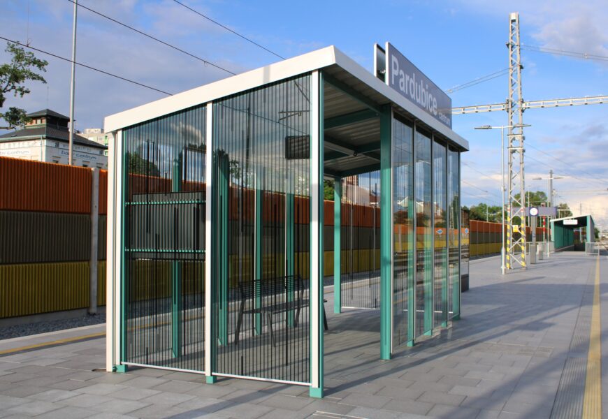 Otevřeno! Nová zastávka Pardubice Centrum začala odbavovat první vlaky