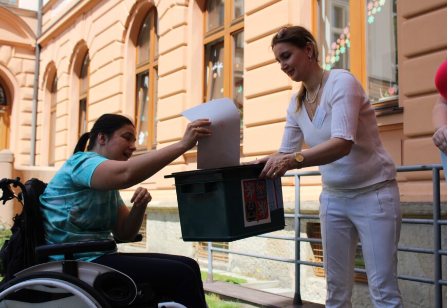 Dveře volebních místností v Pardubicích jsou otevřeny
