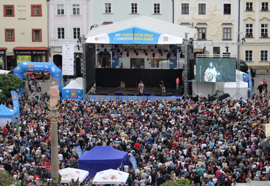 Den Pardubického kraje zaplnil Pernštýnské náměstí. Nechyběly ukázky IZS, armády či ochutnávky regionálních potravin Den Pardubického kraje zaplnil Pernštýnské náměstí. Nechyběly ukázky IZS, armády či ochutnávky regionálních potravin