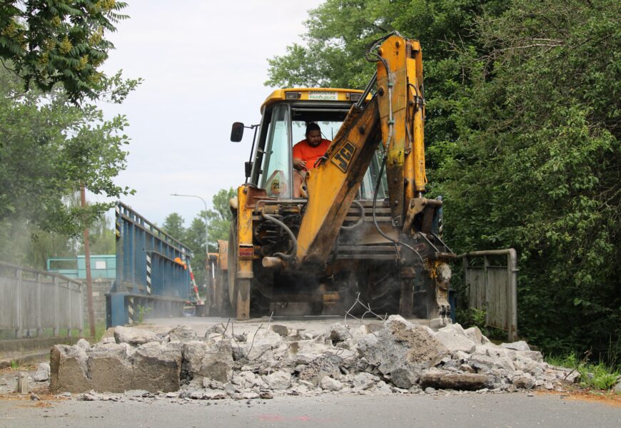 Mosty v Mněticích jsou uzavřeny. Řidiči budou muset po objížďkách