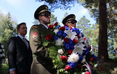 Lidé si připomněli 82 let od vyhlazení osady Ležáky. Po deseti letech dorazil i prezident republiky Lidé si připomněli 82 let od vyhlazení osady Ležáky. Po deseti letech dorazil i prezident republiky