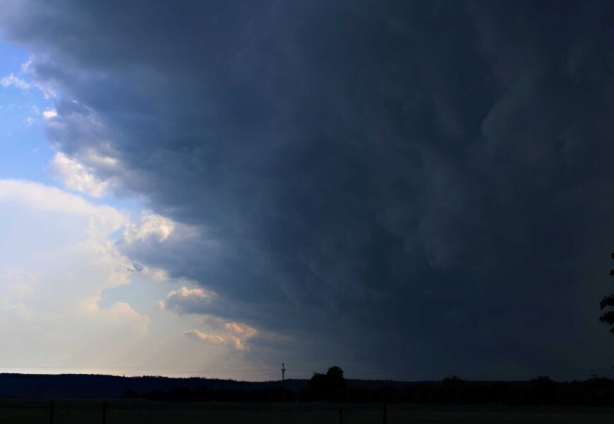 Hasiči varovali před silnými bouřkami. Dnes odpoledne a večer hrozí i výskyt supercel
