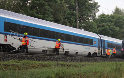 Bouřky zastavily provoz na železničním koridoru u Chvaletic