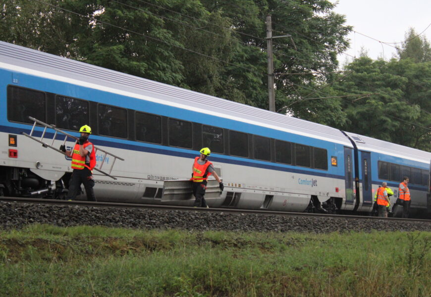 Bouřky zastavily provoz na železničním koridoru u Chvaletic