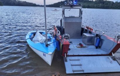 Na Seči se převrátila plachetnice. Pasažéry museli zachraňovat hasiči