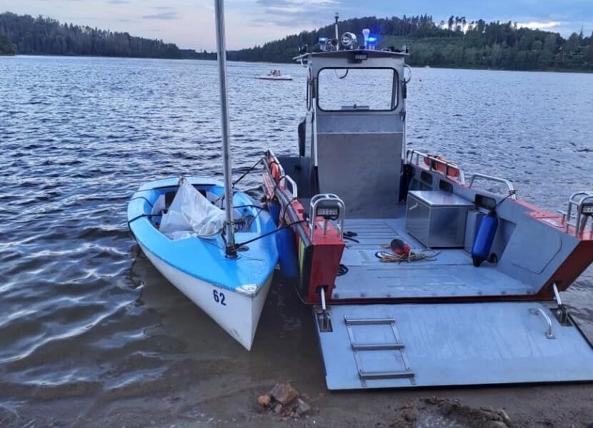 Na Seči se převrátila plachetnice. Pasažéry museli zachraňovat hasiči