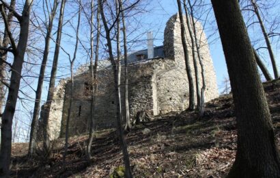 Malý zázrak z lesů u Chrudimi. Bude mít zřícenina hradu Rabštejn i kachlová kamna?