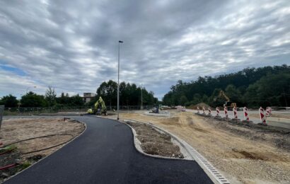 Budování kruháku u Spojila je v plném proudu.  Jezdit se po něm má do konce prázdnin