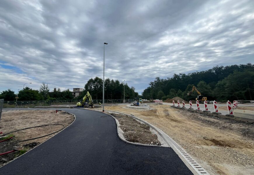 Budování kruháku u Spojila je v plném proudu.  Jezdit se po něm má do konce prázdnin