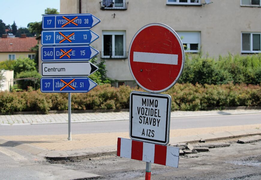 V Chrudimi začala rekonstrukce silnice I/17. Mezi nemocnicí a kruhákem  “U Guláška” je provoz veden kyvadlově