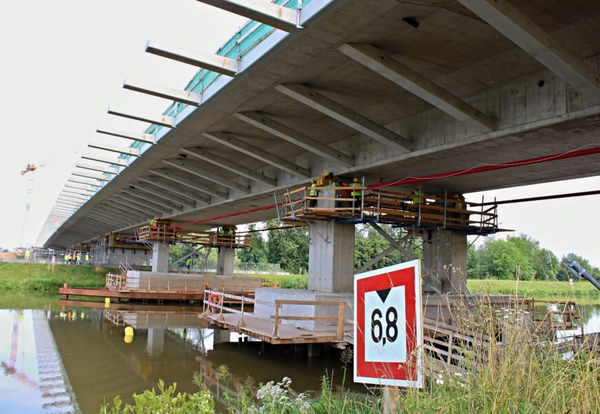 Labe v Pardubicích už překlenul největší lanový most v Česku