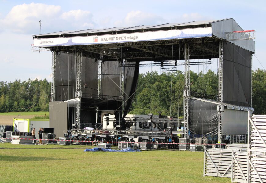 Dvě pódia, stánky a dobrá nálada. Festival Hrady CZ pod Kunětickou horou dnes odstartuje
