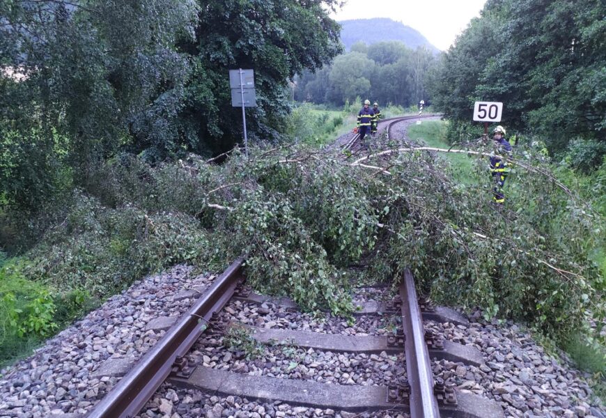 Hasiči po bouřkách vyjížděli k více než stovce událostí
