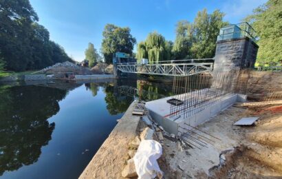 Mosty přes Chrudimku v Mněticích už se staví. Otevřít by se mohly dříve než se předpokládalo