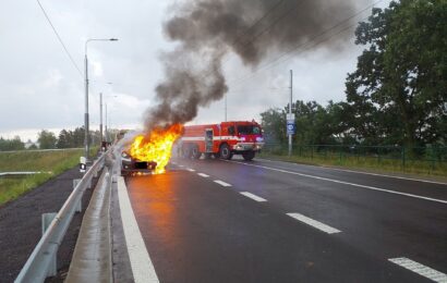Hořící automobily. Hasiči vyjíždí stále častěji. Známe jejich doporučení